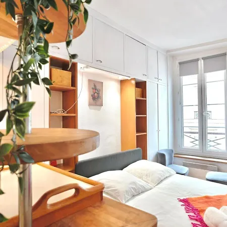 Stylish Opera Area For 2 Near Metro *